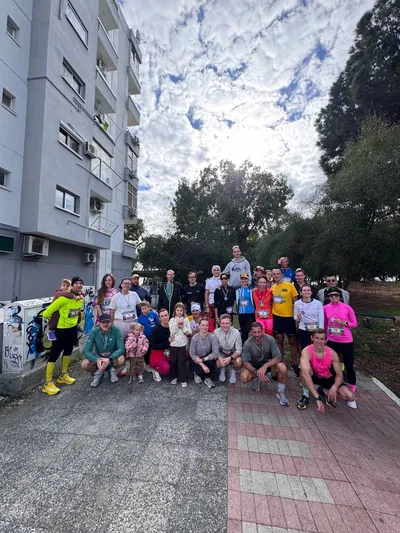 The whole field posed together on the promenade before the start.